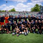 La plantilla del Barça, amb la lleidatana Alba Caño entre Aitana i Brugts, va celebrar el títol a la gespa. - FC BARCELONA