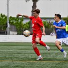 Un jugador de l’Alpicat controla la bimba davant la pressió d’un rival. - IRIS SOLÀ