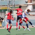 Pau Solanes, del Balaguer, disputa una pilota aèria amb un rival durant una acció del partit. - JOAN BOVÉ
