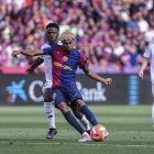 Lamine i Gerard Martín feliciten Raphinha al marcar el 4-2. - EUROPA PRESS