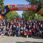 Foto de família dels 100x100 Fondistes de Tàrrega, organitzadors de la prova, que l’any que ve celebra el seu 25 aniversari. - LAIA PEDRÓS