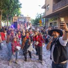 Centenars de persones ahir a la Batalla de Flors. - GERARD HOYAS