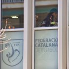 Una vista des de l’exterior de les oficines de la FCF durant l’escorcoll fet pels Mossos el 2024. - GERARD HOYAS