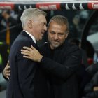 Hansi Flick abraça en el clàssic Ancelotti, nou tècnic del Brasil. - EFE