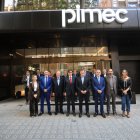 Autoritats i líders de Pimec posen davant la seu renovada. - PIMEC