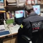 Un agent dels Mossos escorcollant la casa del pederasta. - MOSSOS D’ESQUADRA