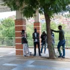 Temporers a la recerca d’ocupació solen caminar pels voltants de l’estació d’autobusos de Fraga. - PAU PASCUAL PRAT
