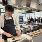 Un cuiner prepara plats amb carn de caça a l’Escola d’Hoteleria del Pallars a Sort. - ACN