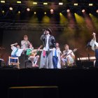 Un moment de l’actuació de Figa Flawas, un dels actes més multitudinaris de la festa major. - JORDI ECHEVARRIA