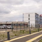 L’edifici de la residència d’estudiants, en segon terme, construït amb mòduls prefabricats dins del recinte aeroportuari. - MARC CODINAS