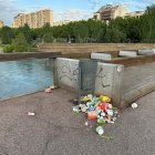 Papelera vandalizada en la pasarela.