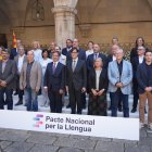 Foto de grup de la signatura del Pacte Nacional per la Llengua.
