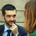 El ministre de Consum, Pablo Bustinduy, conversa amb la líder dels comuns, Jèssica Albiach, després d'atendre els mitjans de comunicació.