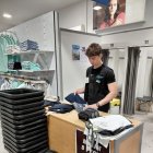 Un jove treballant en una botiga de roba de la ciutat. - AJUNTAMENT DE LLEIDA