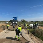 Operaris treballant ahir en un camí de l’Horta. - AJUNTAMENT DE LLEIDA