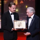 Leonardo DiCaprio va entregar ahir el premi honorífic a De Niro. - EFE/EPA/CLEMENS BILAN
