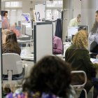 Atenció al públic en una oficina de l’Agència Estatal d’Administració Tributària. - CARLOS LUJÁN / EUROPA PRESS