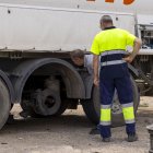 La descàrrega va provocar l’explosió de quatre rodes d’un camió. - JORDI ECHEVARRIA