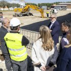 Els patrons de la Fundació Fira de Lleida van visitar ahir els treballs de la llosa del nou pavelló. - JORDI ECHEVARRIA