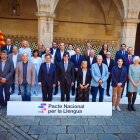 Foto de grup després de la firma del Pacte Nacional per la Llengua, ahir a l’Institut d’Estudis Catalans. - JORDI BEDMAR