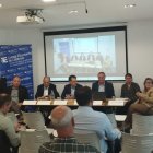 Representants del sector turístic durant la taula redona ahir a la seu del Col·legi d’Economistes. - COL·LEGI D’ECONOMISTES DE CATALUNYA