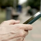 Una persona responde a una llamada telefónica.