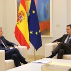 El president espanyol, Pedro Sánchez, i el líder del PP, Alberto Núñez Feijóo, a la Moncloa.