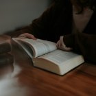Una persona estudiando.