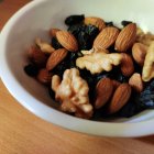 Un puñado de frutos secos es un snack saludable.