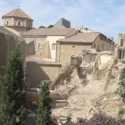 Els treballs d'enderroc d'un edifici al costat del Parador de Lleida.