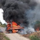 Una imatge de l'incendi que ha cremat un camió a Vilagrassa.