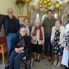 Nativitat Rugall, tercera per l’esquerra dempeus, amb familiars, companyes i personal assistencial.