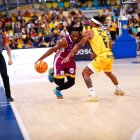 James Batemon, clau en la reacció, intentar anar-se’n del marcatge d’Albicy. - ACB PHOTO/MIGUEL HENRÍQUEZ