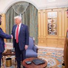 Trump saluda Al-Sharaa a Riad, amb Bin Salman d’amfitrió. - SAUDI PRESS AGENCY / DPA