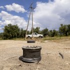 Les restes de la roda del camió després de la descàrrega elèctrica. - JORDI ECHEVARRIA