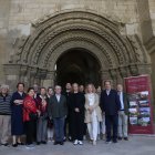 Els membres de la junta de Monumenta, ahir durant la seua visita en la nova delegació de Lleida. - MAGDALENA ALTISENT