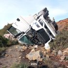 El camió que transportava porcs accidentat a Artesa de Segre.