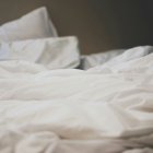 Una cama sin hacer.