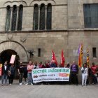 Empleats de la concessionària es van manifestar a la plaça Paeria. - AMADO FORROLLA