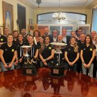La plantilla del Vila-sana posa amb els trofeus juntament amb el president de la Diputació, Joan Talarn.