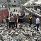 Habitants de Gaza contemplen les ruïnes després dels atacs israelians. - AHMED IBRAHIM / APA