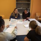 La monitora i la tècnica del Pla Educatiu d’Entorn, amb dos estudiants al Refugi Estudiantil. - CARMINA MARSIÑACH