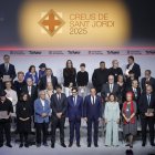 Fotografia de grup dels guardonats i les autoritats durant l’acte celebrat ahir al Museu Nacional d’Art de Catalunya. - KIKE RINCÓN / EUROPA PRESS