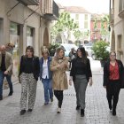 A Balaguer, la consellera va visitar el centre històric, comerciants i entitats del tercer sector. - E. FARNELL