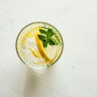 Agua con limón.
