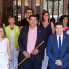 Joan Bosch, con la vara de mando, en día de su toma de posesión como alcalde.