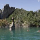 Turistas bañándose en el desfiladero de Mont-rebei en los dientes de Finestres, en la cola del pantano de Canelles.