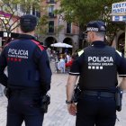 Un agent dels Mossos d'Esquadra i un de la Guàrdia Urbana de Lleida a l'Eix Comercial de Lleida..