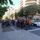 Els ciclistes que van circular ahir per Rovira Roure per reivindicar carril bici entre Balmes i Ronda. - S.E.