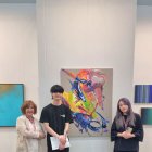 Roser Xandri i dos ajudants, a l’estand de la galeria a la fira. - ESPAI CAVALLERS